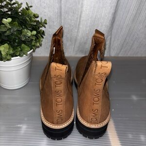 Toms